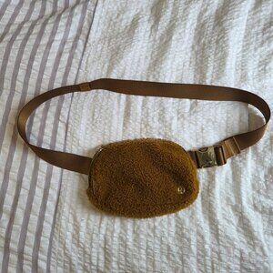 LIKE NEW Lululemon sherpa belt bag